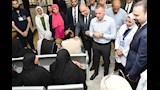 محافظ أسوان يستمع لمجموعة من السيدات داخل مستشفى الرمد