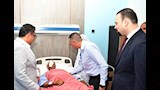 محافظ أسوان يزور مريض اجرى عملية زراعة قرنية