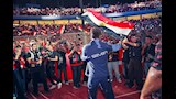 تامر حسني يرفع العلم المصري خلال الحفل