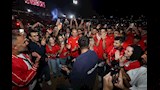 تامر حسني يشارك جمهوره صورا من حفل 100 مليون شكرا