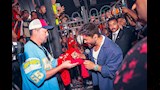 تامر حسني يمضي على تيشرت إحدى المعجبين