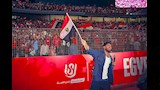 رافعا علم مصر تامر حسني خلال حفل 100 شكرا (1)