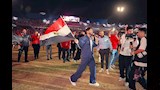 رافعا علم مصر تامر حسني خلال حفل 100 شكرا (2)