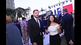 أحمد عز يتلقط صورة مع أحدى المعجبات