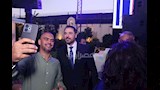 أحمد عز يلتقط صورًا تذكارية مع الحاضرين (2)