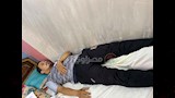 الشاب طريح الفراش وذراعه الأيمن فاقد الحركة