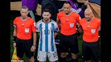 حكم ميسي المفضل.. جدل قبل قمة الأرجنتين وإنجلترا في نصف النهائي