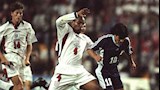 يتنافس لاعب إنجلترا بول إنس مع لاعب الأرجنتين أرييل أورتيغا خلال كأس العالم عام 1998_