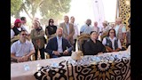 سفير النرويج يجلس على الحصير للاستماع لنساء المنيا (5)_5