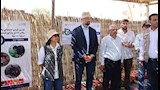 سفير النرويج يجلس على الحصير للاستماع لنساء المنيا ويبحث إطلاق "وادي الطاقة" -صور