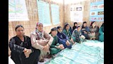 سفير النرويج يجلس على الحصير للاستماع لنساء المنيا (3)_3