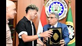 طارق مرزوق يكرم إمام عاشور ويهديه درع محافظة الدقهلية (1)