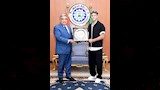 طارق مرزوق يكرم إمام عاشور ويهديه درع محافظة الدقهلية (2)