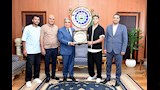 طارق مرزوق يكرم إمام عاشور ويهديه درع محافظة الدقهلية (4)