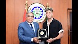 طارق مرزوق يكرم إمام عاشور ويهديه درع محافظة الدقهلية (5)