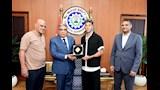 طارق مرزوق يكرم إمام عاشور ويهديه درع محافظة الدقهلية (6)
