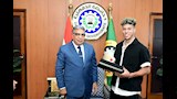 طارق مرزوق يكرم إمام عاشور ويهديه درع محافظة الدقهلية (7)
