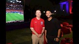 السفير البريطاني مع أحد الجماهير