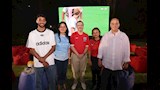 السفير البريطاني مع عدد من الجمهور