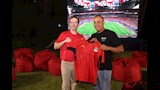 السفير البريطاني يحمل قميص منتخب مصر