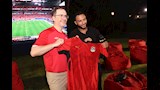 قبل انطلاق مباراة إنجلترا.. السفير البريطاني يظهر بقميص منتخب مصر (صور)