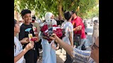 سيدة بالأقصر تفاجئ ابن أختها بالورود أمام لجان الثانوية العامة (4)