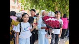 سيدة بالأقصر تفاجئ ابن أختها بالورود أمام لجان الثانوية العامة (2)