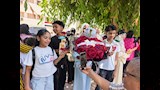 سيدة بالأقصر تفاجئ ابن أختها بالورود أمام لجان الثانوية العامة (3)