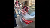 أنا فخورة بيكي.. جملة على بوكيه ورود بالمنوفية