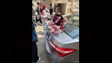 بالورود.. أولياء الأمور منتظرين أبنائهم