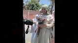 أم بالأقصر تفاجئ ابنتها بـآيفون وبوكيه ورد أمام لجان الثانوية (3)