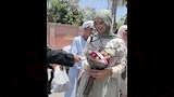 أم بالأقصر تفاجئ ابنتها بـآيفون وبوكيه ورد أمام لجان الثانوية (2)