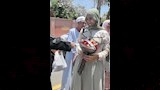 أم بالأقصر تفاجئ ابنتها بـآيفون وبوكيه ورد أمام لجان الثانوية (1)