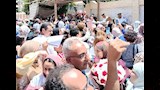 الأمهات تزغرد والآباء ببوكيهات الورد (6)