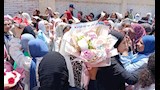 الأمهات تزغرد والآباء ببوكيهات الورد (7)