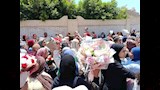 الأمهات تزغرد والآباء ببوكيهات الورد (8)