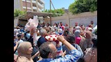 الأمهات تزغرد والآباء ببوكيهات الورد (11)