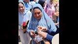 جدة تكافئ حفيدتها بالذهب بعد انتهاء امتحانات الثانوية العامة بالمنيا (3)
