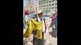 وقفت والدة الطالبة مريم وسط الشمس تنتظر ابنتها