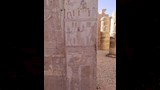نقوش أثرية على جدران المعبد