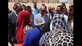 محافظ السويس يتحدث مع المواطنين 