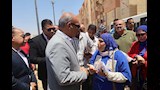 محافظ السويس يستمع لشكاوى المواطنين 