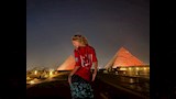 إليانا تخطف الأنظار أمام سفح الأهرامات