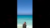 سارة سلامة أمام  البحر