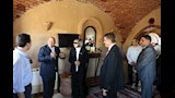 محافظ الوادي الجديد وهشام بدر في غرفة فندق بيئي بالخارجة