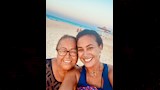هند صبري مع والدتها على شاطئ البحر
