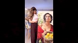 ميرنا جميل مع إحدى لوحاتها