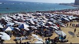 البداية الحقيقية للصيف.. شواطئ الإسكندرية ترفع لافتة "كامل العدد" -صور