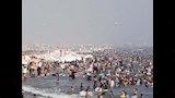 إقبال كثيف على شاطئ جمصة اليوم الجمعة (1)