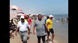 إقبال كثيف على شاطئ جمصة اليوم الجمعة (4)